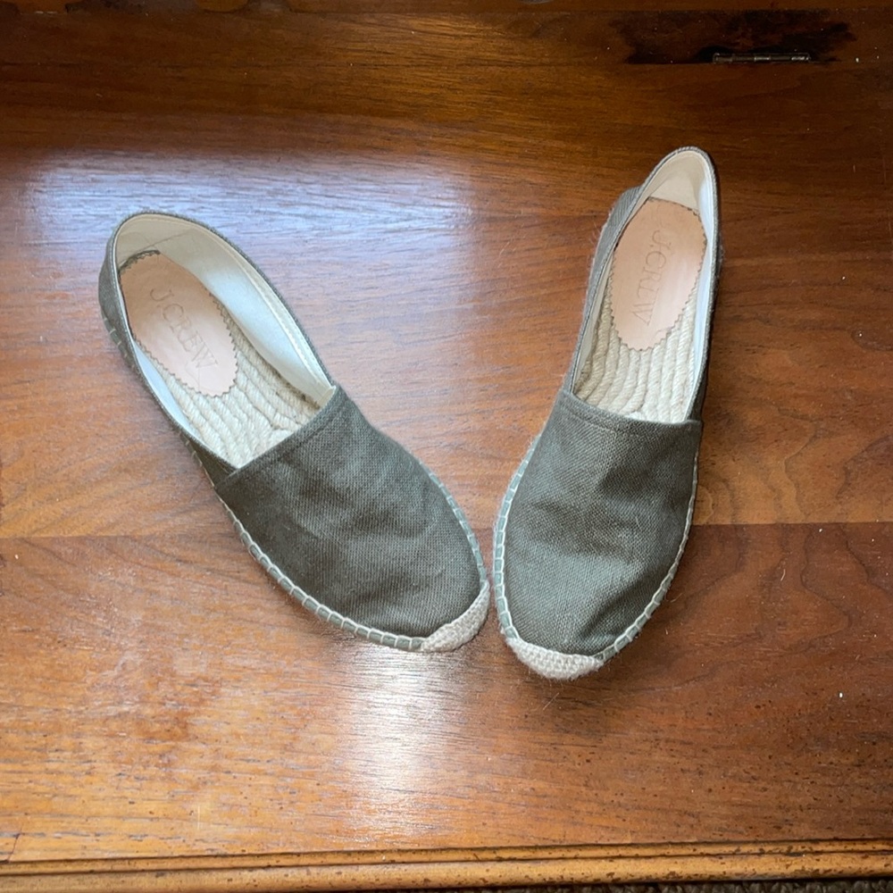 JCrew Made-in-Spain espadrille flats in linen; Sz 7.5; olive; style bt388
